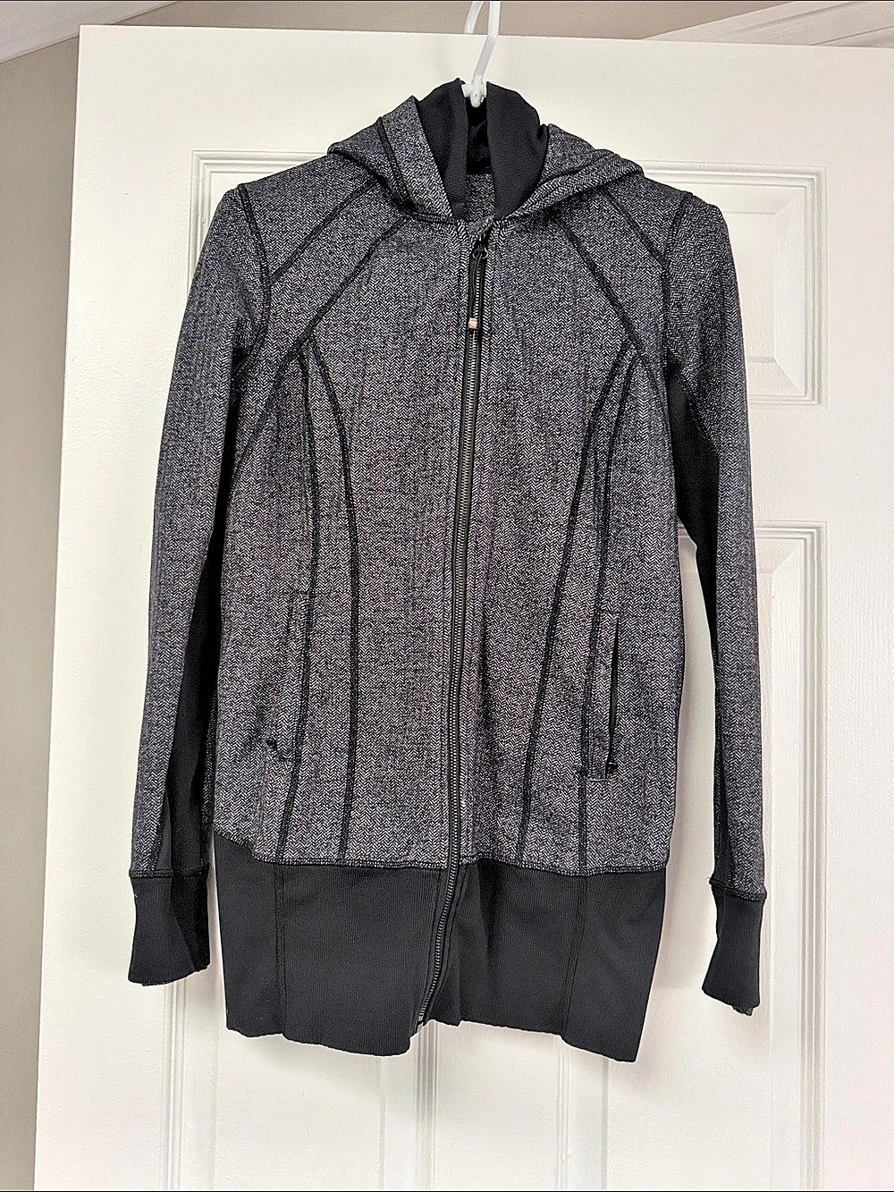 Women’s lululemon Stride Long Hooded fullzip Jacket in Black & Gray size 8